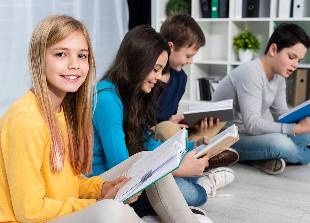 group-of-students-reading